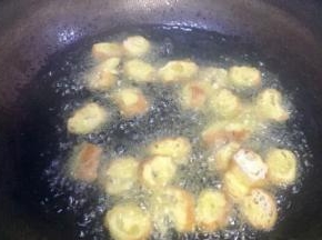 大火锅里倒入稍多些油量，把油条回锅再油炸一次