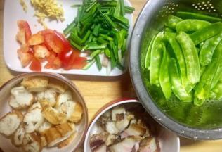 分别把荷兰豆去径洗净，蒜苗洗净切段，甜椒切小斜块，腊肉切长方块，老姜切末