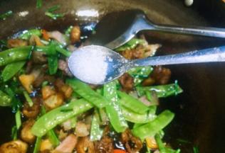 放入少许白糖调味炒匀可关火，装盘
