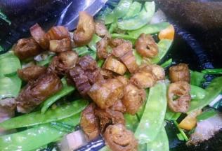 再放入炸好的油条节把腊肉和所有食材炒匀