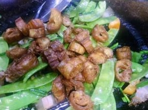 再放入炸好的油条节把腊肉和所有食材炒匀