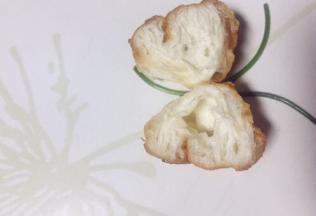 取西餐盘把俩节油条摆成蝴蝶状，触须是用的香菜径