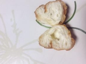 取西餐盘把俩节油条摆成蝴蝶状，触须是用的香菜径