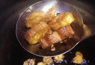 成焦黄色捞起，冷切后口感应该是香脆的程度为宜