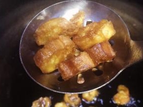 成焦黄色捞起，冷切后口感应该是香脆的程度为宜