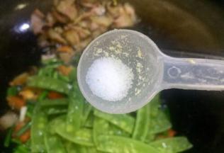 放入少许盐将红椒蒜苗荷兰豆炒匀