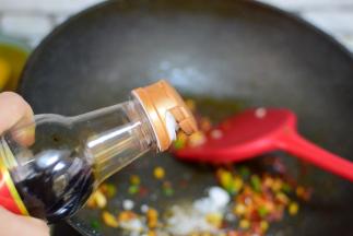 加盐、白糖、胡椒粉、老抽、生抽、鸡精，待白糖融化后，再加入香醋