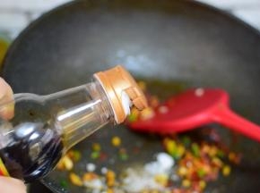 加盐、白糖、胡椒粉、老抽、生抽、鸡精，待白糖融化后，再加入香醋