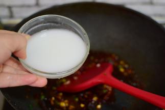 倒入调好的水淀粉（水淀粉：15克淀粉加少许水拌匀），熬开汤汁