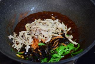 加入尖椒、木耳、胡萝卜、熟肉丝，