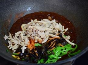 加入尖椒、木耳、胡萝卜、熟肉丝，
