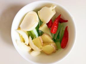 姜葱大蒜尖辣椒洗干净切块备用