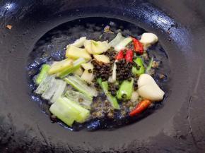 锅里放油，八分热时把花椒，葱姜大蒜和尖辣椒放进锅里爆香