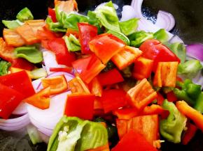 放入洋葱和青红辣椒翻炒