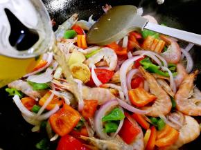 虾子变红倒入啤酒