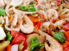 啤酒的量和虾子平行，倒入生抽，大火把汁收一下