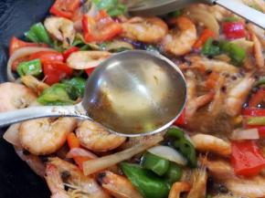 汁收的差不多的时候加入两勺蜂蜜，大火收汁