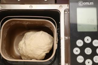 把面团用量食材除黄油外，一同倒进面包桶，启动和面程序10分钟后再加入黄油再次启动10分钟，揉至有韧性的面团即可。