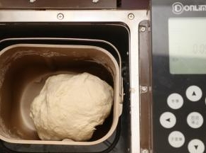 把面团用量食材除黄油外，一同倒进面包桶，启动和面程序10分钟后再加入黄油再次启动10分钟，揉至有韧性的面团即可。
