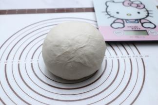 取出揉好的面团，静至15分钟。