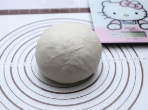 取出揉好的面团，静至15分钟。