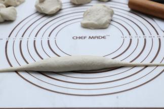 两边搓成细长条。