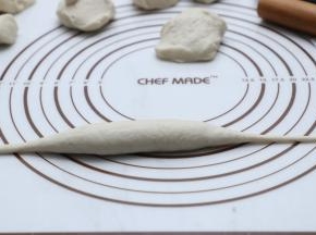 两边搓成细长条。