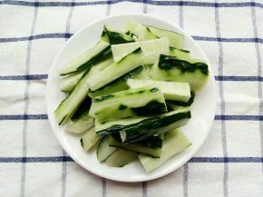 削好的青瓜切块