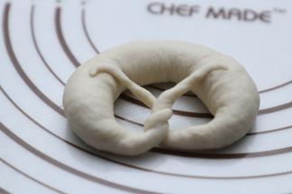 之后把两端盘成扭结形状，直接做成面包形状也是可以的。