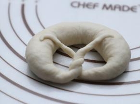 之后把两端盘成扭结形状，直接做成面包形状也是可以的。