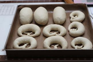 放至学厨重形钢不粘方形烤盘内，常温稍稍发酵30分钟，（今天15度）