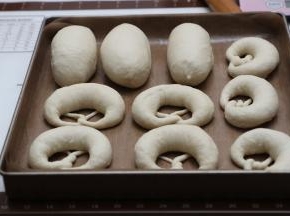 放至学厨重形钢不粘方形烤盘内，常温稍稍发酵30分钟，（今天15度）