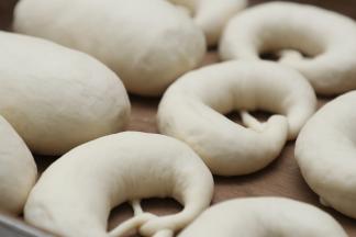 30分钟后入放入冰箱冷冻40分钟，接下来可以准备碱水了，10克的碱水兑200克的温水搅拌均匀。操作要轻缓，尽量不要接触至皮肤。