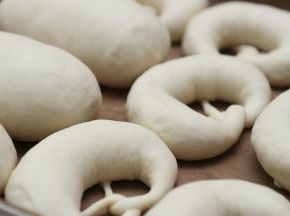 30分钟后入放入冰箱冷冻40分钟，接下来可以准备碱水了，10克的碱水兑200克的温水搅拌均匀。操作要轻缓，尽量不要接触至皮肤。