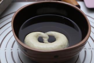 冷冻好的面包取出，带上一次性手套，把面包依次放入碱水中浸泡30秒。