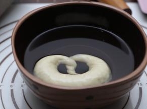 冷冻好的面包取出，带上一次性手套，把面包依次放入碱水中浸泡30秒。