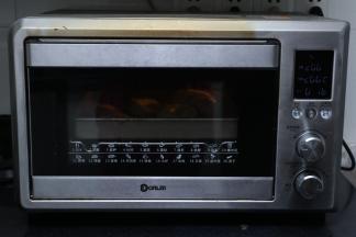 放入东菱烤箱，170度，上下火预热3分钟后，放入底层烘烤25分钟即可。