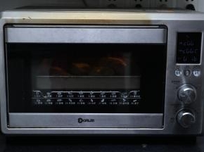 放入东菱烤箱，170度，上下火预热3分钟后，放入底层烘烤25分钟即可。