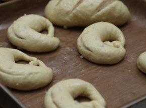 浸泡好的面包放入烤盘，用割包刀片割出小口子，表面撒上少许颗粒海盐。