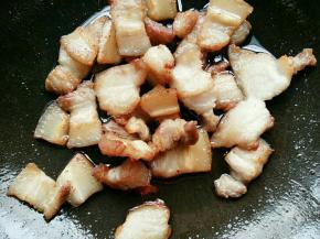 锅里放油，油热后放入五花肉煎到两面金黄