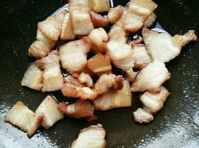 锅里放油，油热后放入五花肉煎到两面金黄