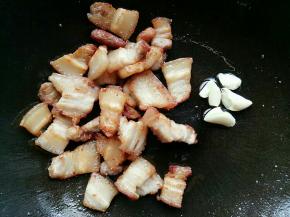 煎好五花肉后锅里倒剩一点油放入蒜头煎一下
