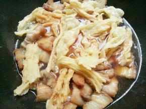 食材全部加好搅拌均匀煮开后转温火慢慢煮