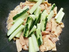 五花肉腐竹煮到差不多收汁的时候倒入青瓜再翻煮几下