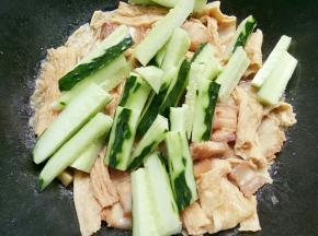五花肉腐竹煮到差不多收汁的时候倒入青瓜再翻煮几下