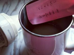 将泡好的小米加入九阳豆浆机中。最低水位即可。