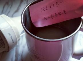 将泡好的小米加入九阳豆浆机中。最低水位即可。