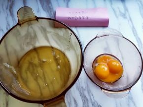 鸡蛋:蛋白和蛋黄分开，分别放无水无油器具中。