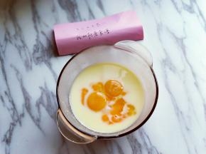 将蛋黄放入小米糊中。(豆浆机工作结束后，会鸣笛，断电，将米糊倒出，晾凉)