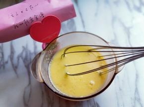 用手动打蛋器打至均匀。(充分抽打至均匀)